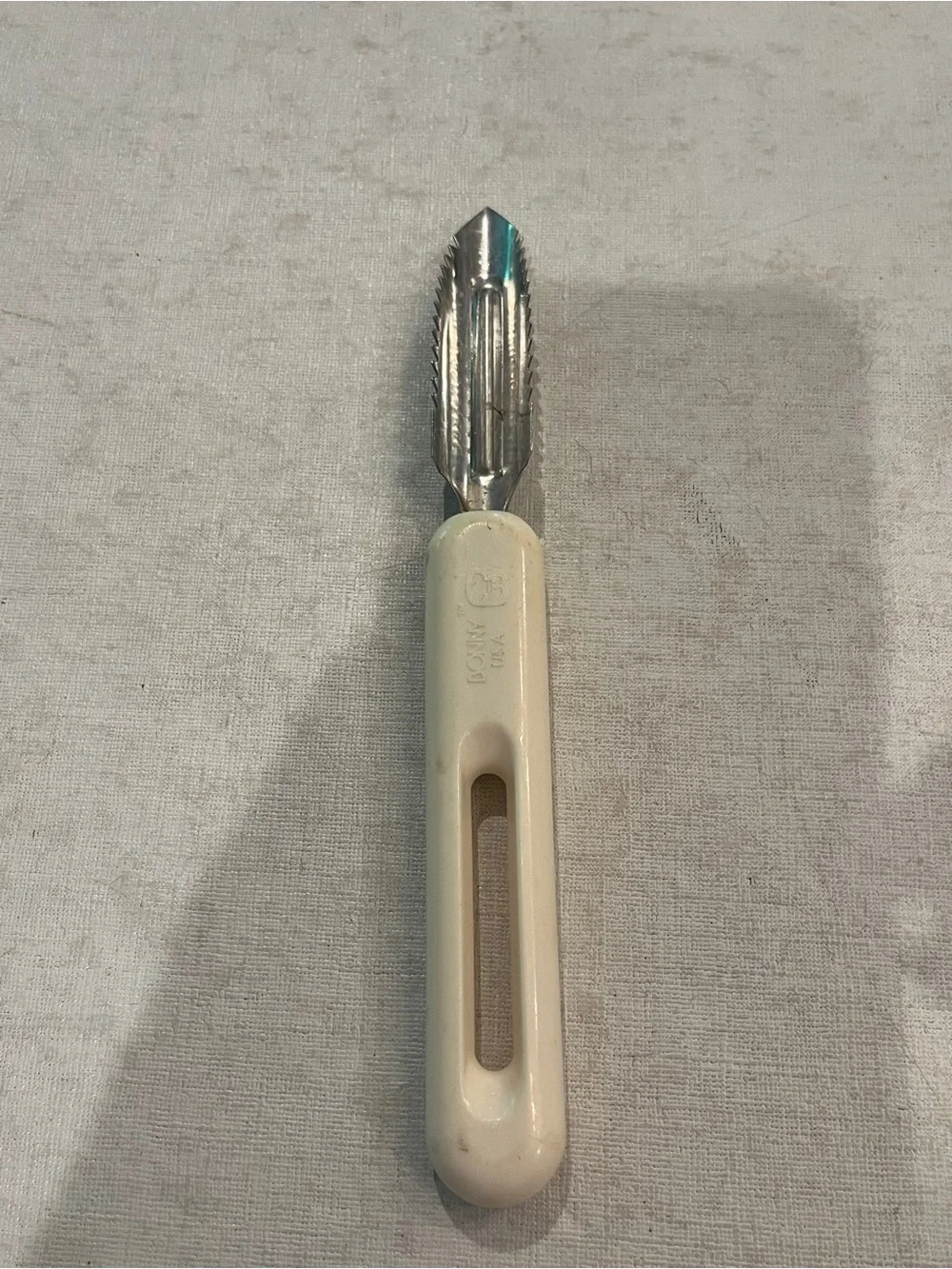 Vintage Bonny white plastic handled parer/ corer tool. GUC!